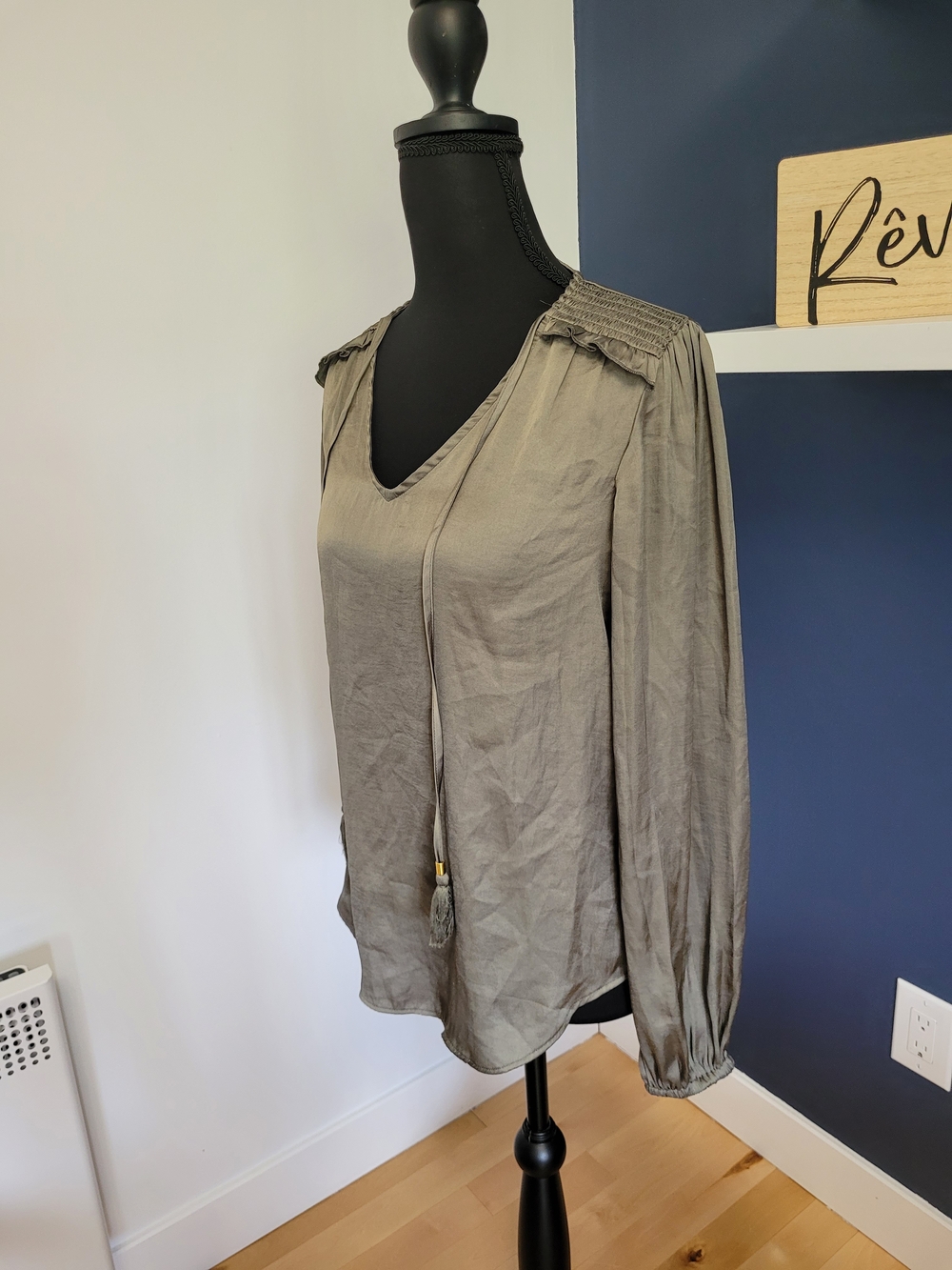 Philosophy Sage Green V-Neck Long Sleeve Satin-Lile Blouse - XS